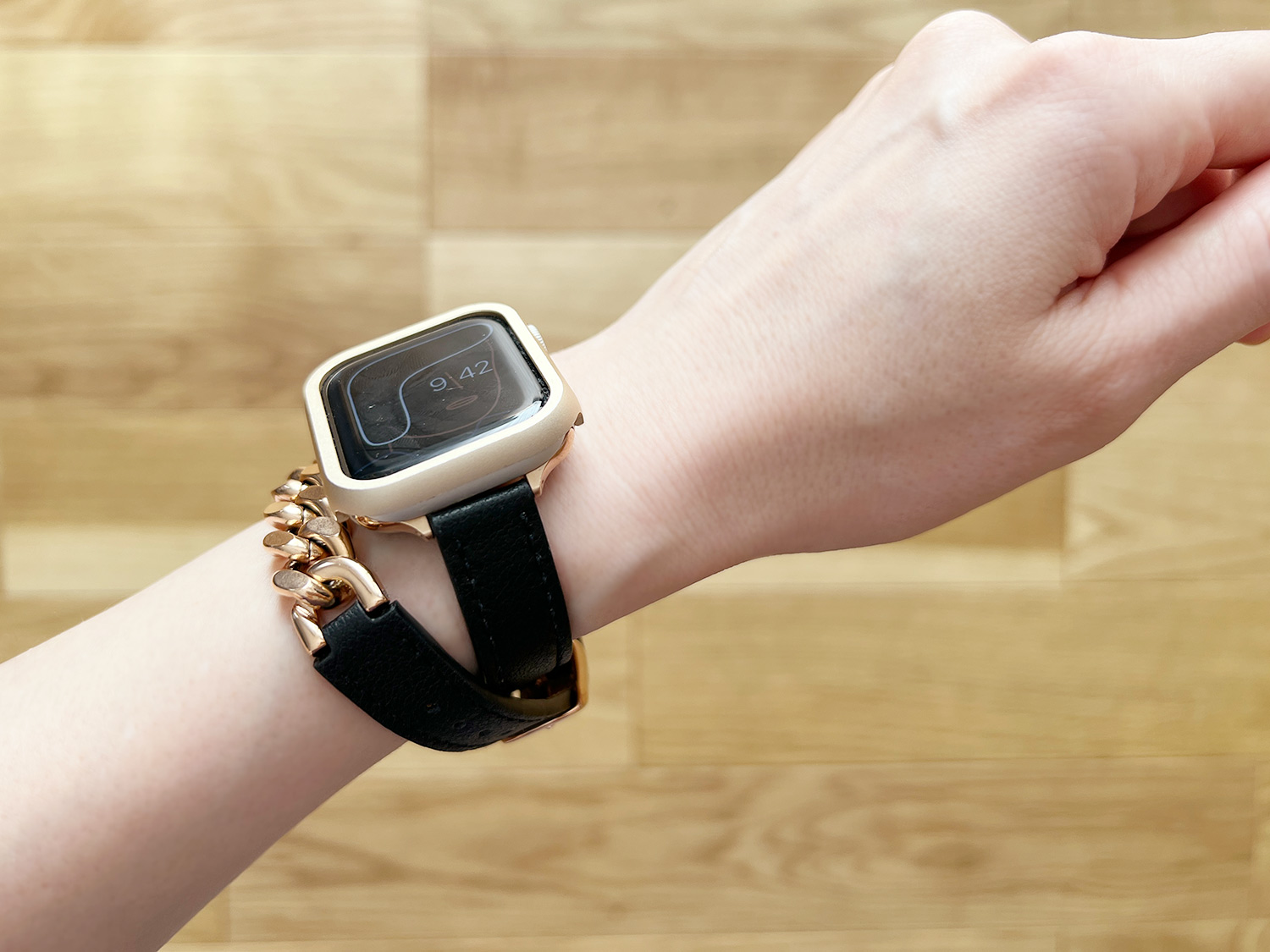 Apple Watch バンド - チェーンと二重巻きの革バンド ブラック（黒）×ゴールド 着画