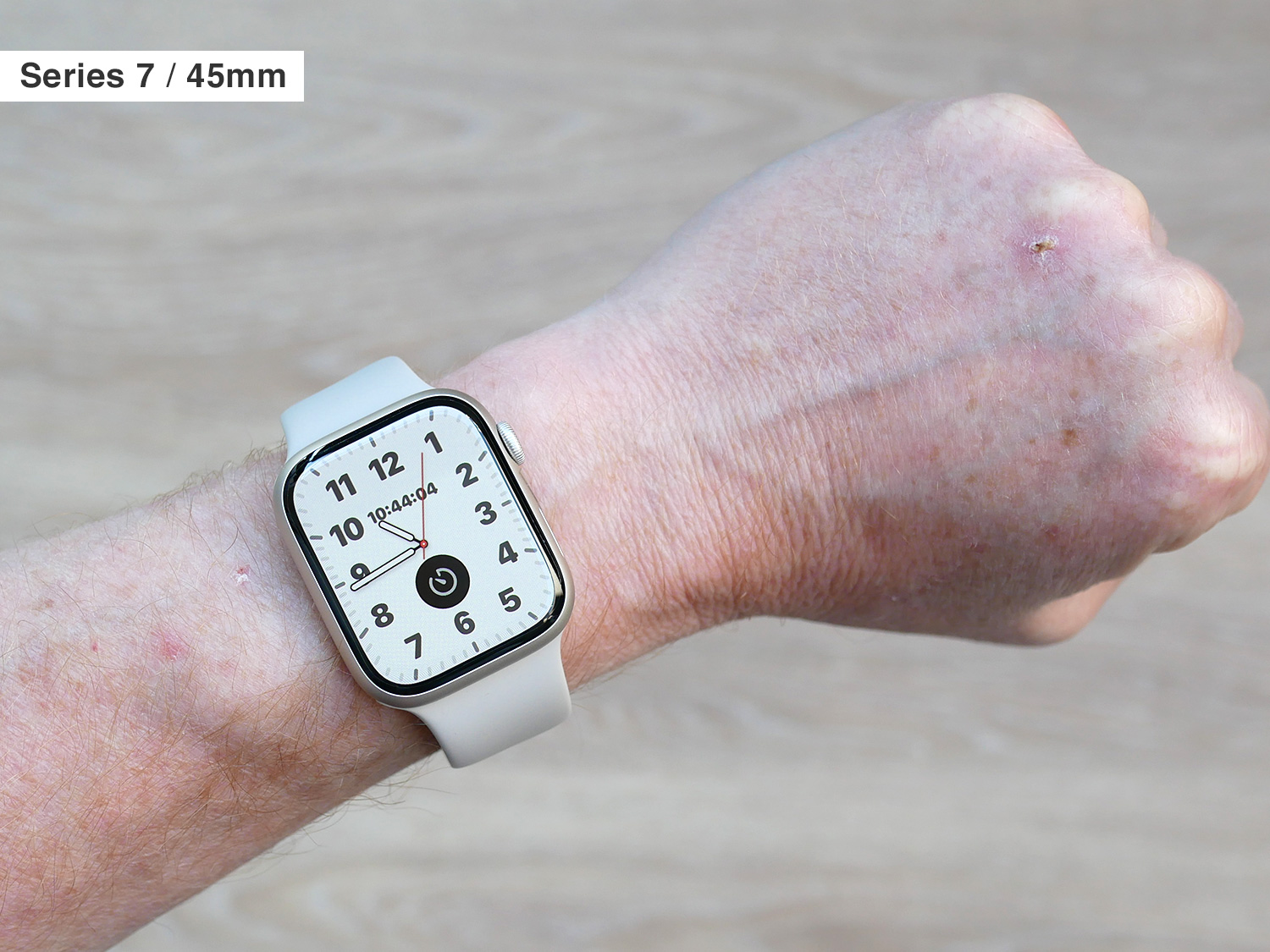 （男性が着用）Apple Watch Series 7着画レビュー！SEと比較