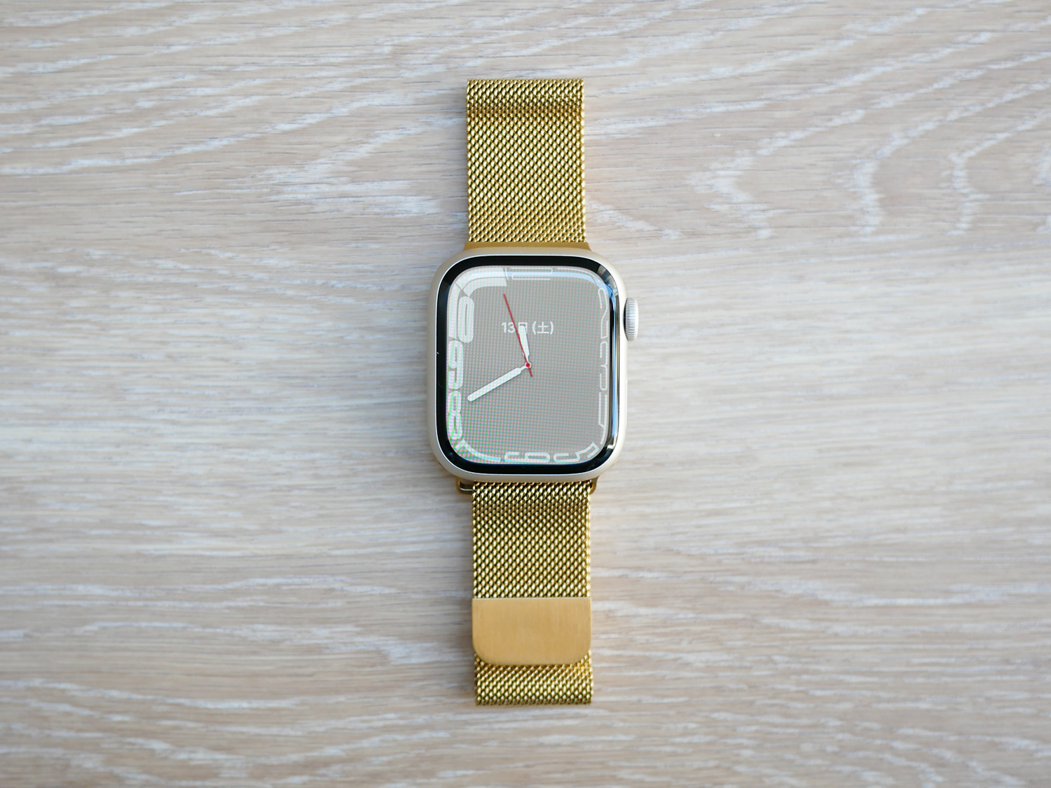 Apple Watch Series 7のスターライトとイエローゴールドを比較。