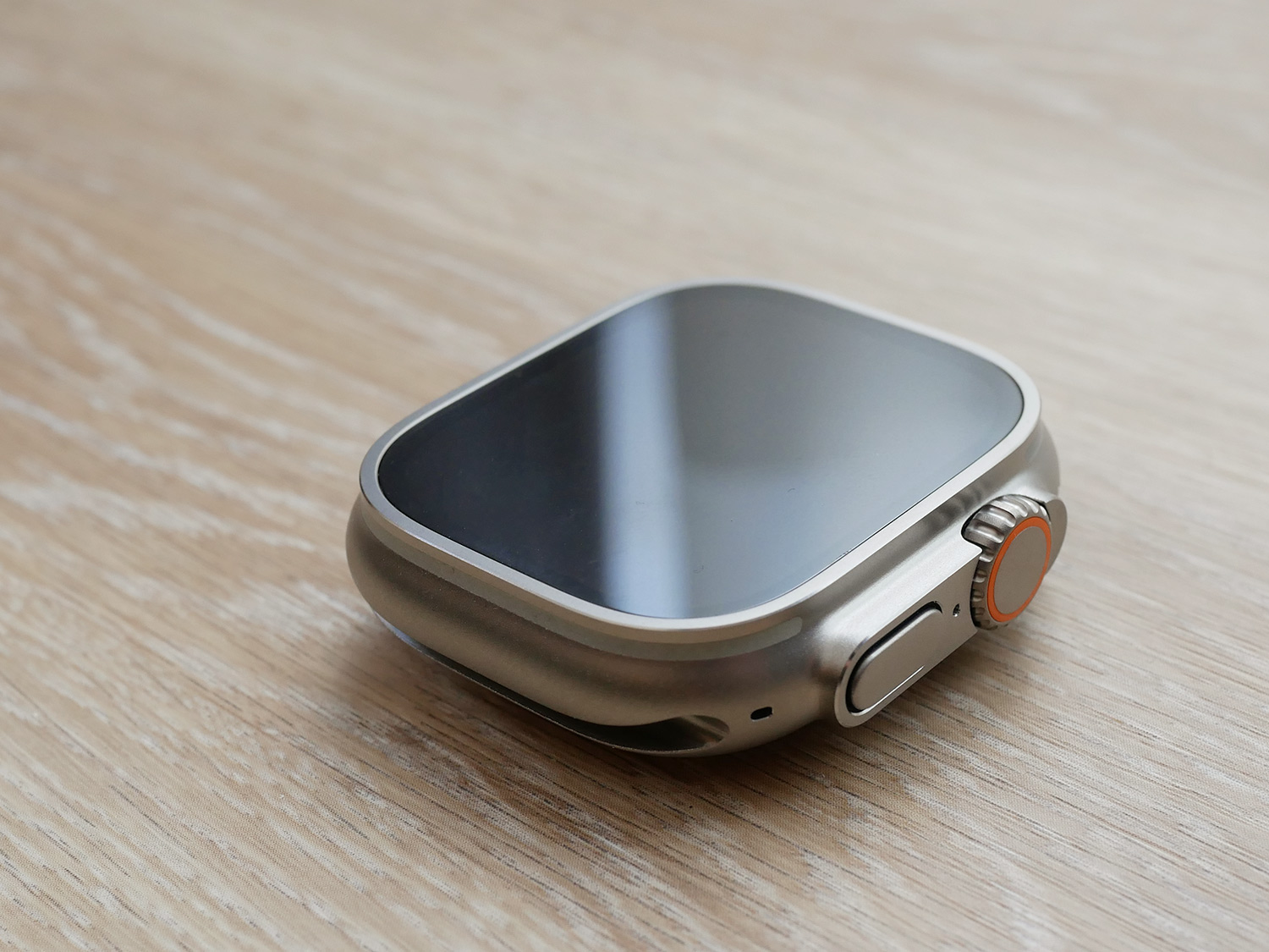 Apple Watch Ultra -  頑丈なチタニウムケースとフラットなデザイン