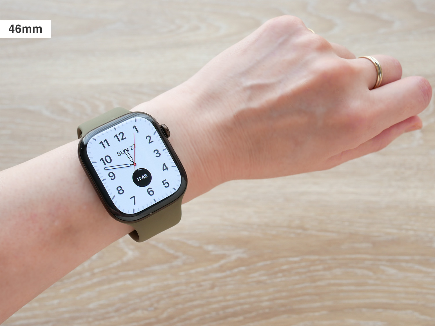 Apple Watch Series 12の46mmの着用画像(女性)