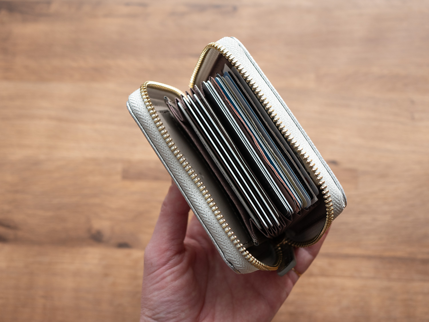 シルバーのミニ財布を開いたところ